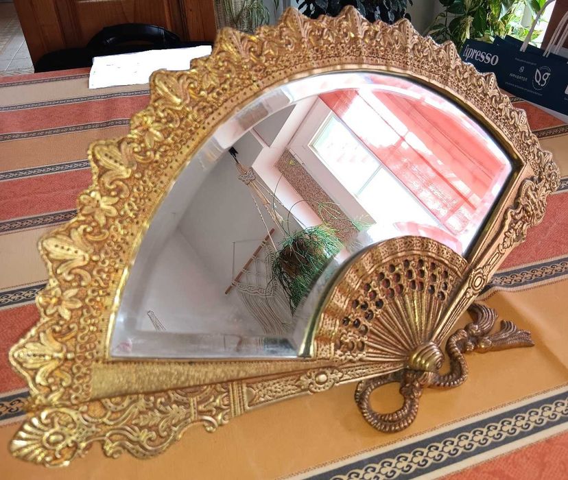 Espelho dourado em ferro- antiguidade- vintage