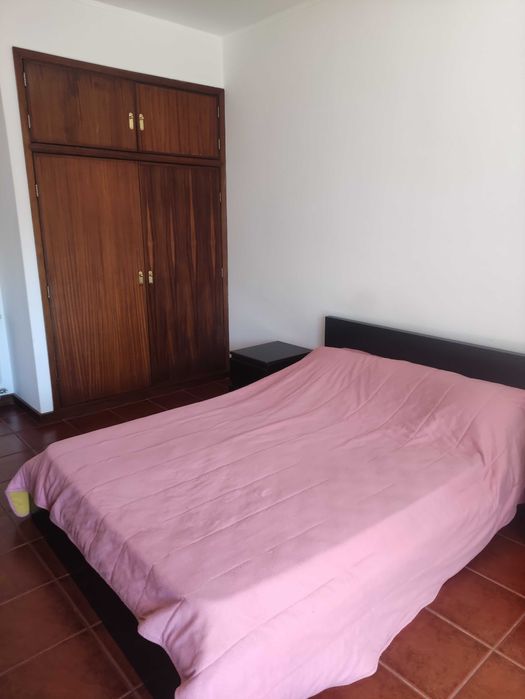 Quarto tranquilo c/ varanda, bastante ensolarado– ambiente familia