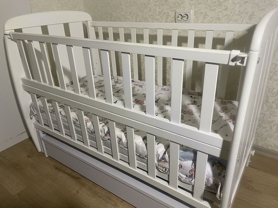 Дитяче ліжечко з матрацом