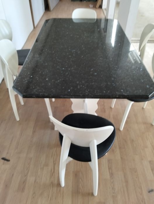 6 cadeiras e  Mesa grande em pedra