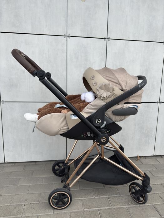 Шасі Cybex Mios та автолюлька Cybex Cloud t з квітами