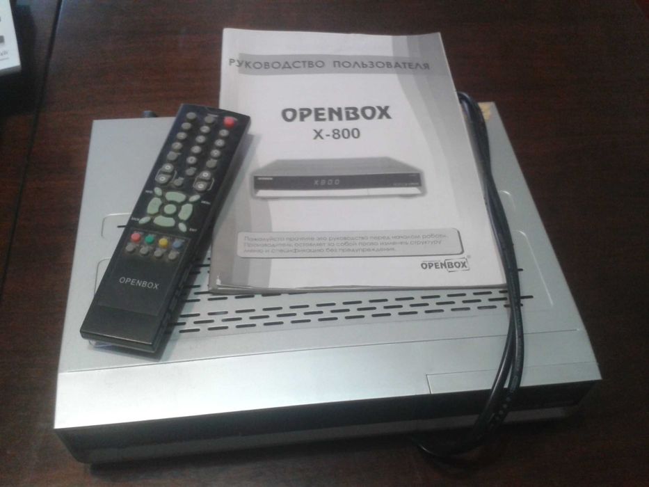 Телевизор Филипс 28 дюймов в комплекте с устройствами.