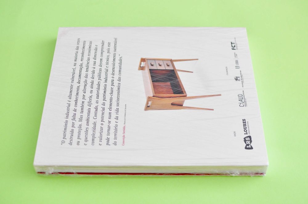 Livro Móveis Olaio (1886–1998); novo, ainda selado