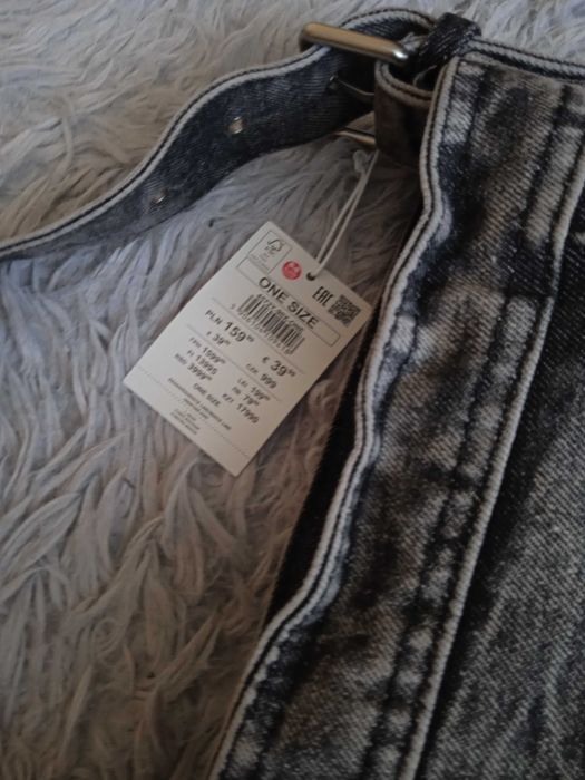 Nowa torebka hobo z kosmetyczką z efektem sprania Reserved