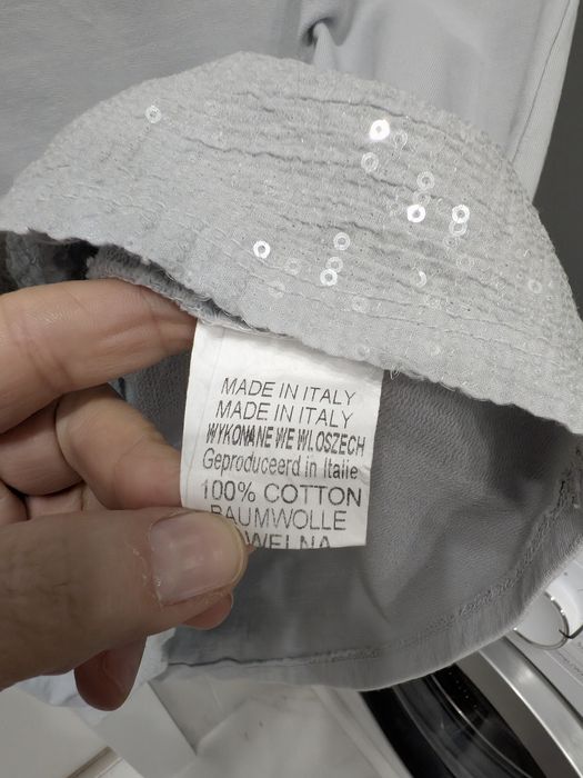 Sukienka z połyskująca aplikacją