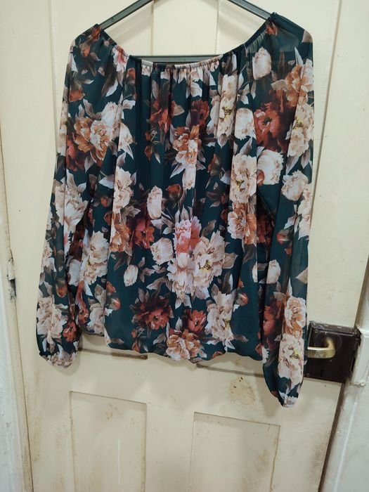 8€ blusa tamanho 40 entrego em rio tinto ou envio CTT
