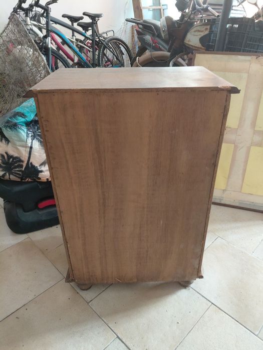 Calçadeira//movel com ligeiras marcas e toques de uso 25€