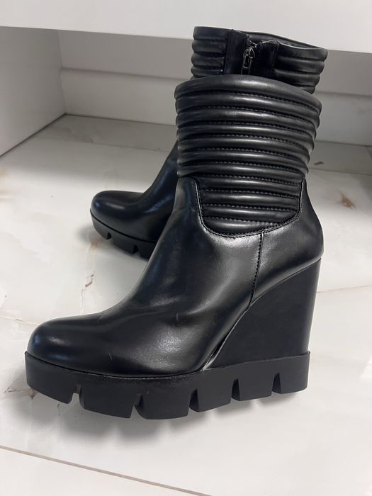 Damskie botki na koturnie