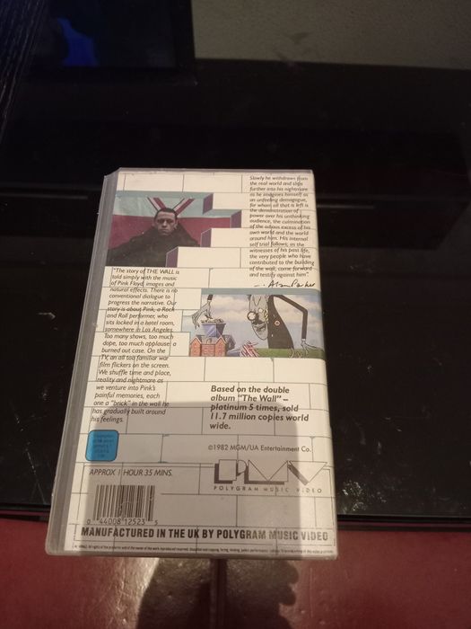 Vendo vídeo cassete dos pink floyd the wall em VHS