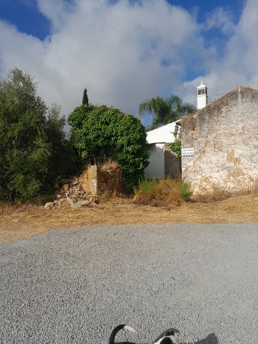 No ALGARVE CASA EM RUÍNAS Pode construir 2  moradias até 300 m2