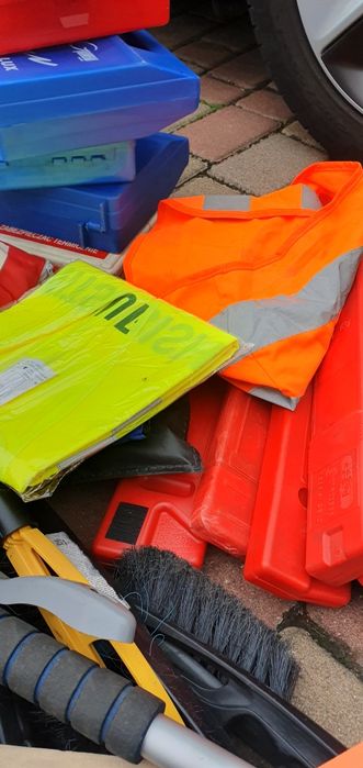 Вогнегасник трос аптечка знак аварійний трикутник жилетка шкребок щітк