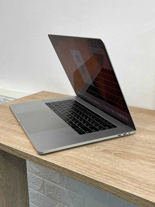 MacBook Pro 15" 2018 - Core I7, 16 Go RAM, 256 Go SSD - Très Bon état