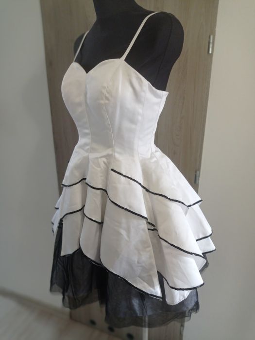 Zjawiskowa suknia z gorsetem.