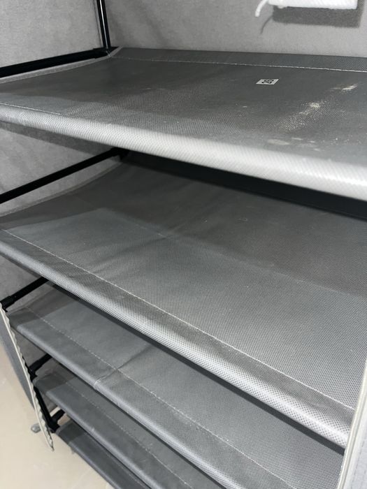 Sapateira cinzenta IKEA