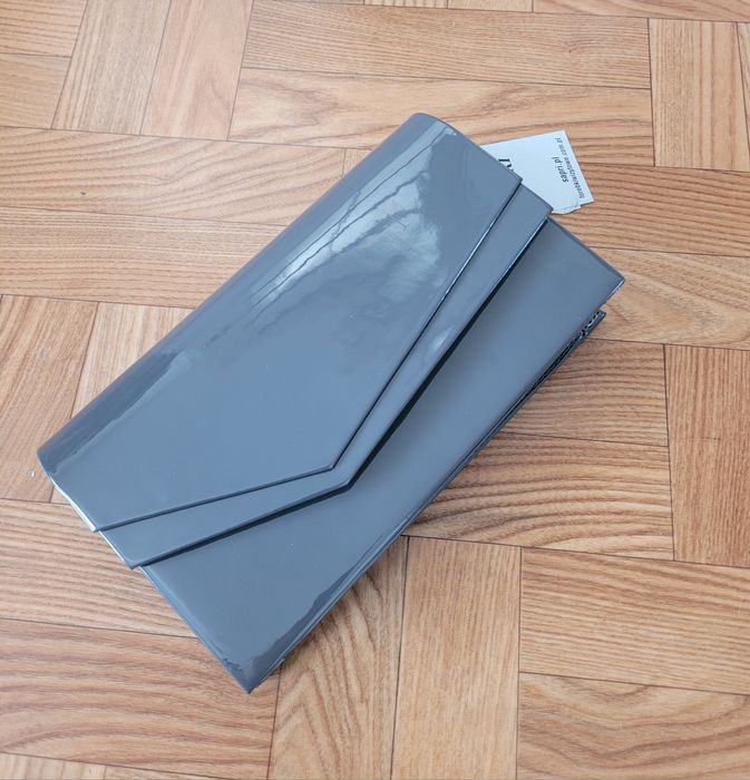 Nowa lakierowana szara kopertówka polskiej produkcji Sapri