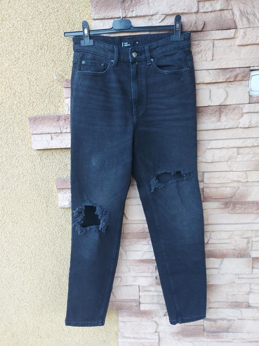 Czarne jeansy mom fit z rozdarciami