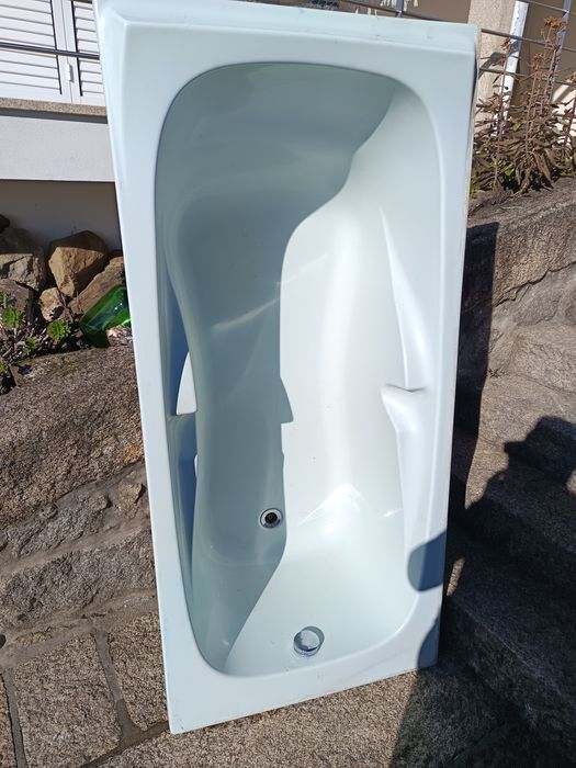 Banheira com torneira e resguardo