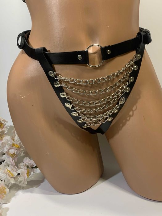 Комплект белья из кожанных ремешков и металлических цепочек, партупея