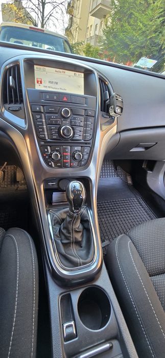 Czarny Opel Astra
