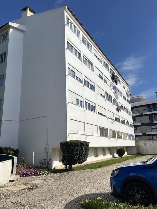 T2 Parede para arrendar com mobilia .