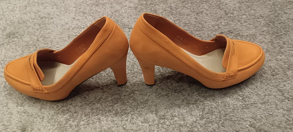 Buty pomarańczowe na obcasie