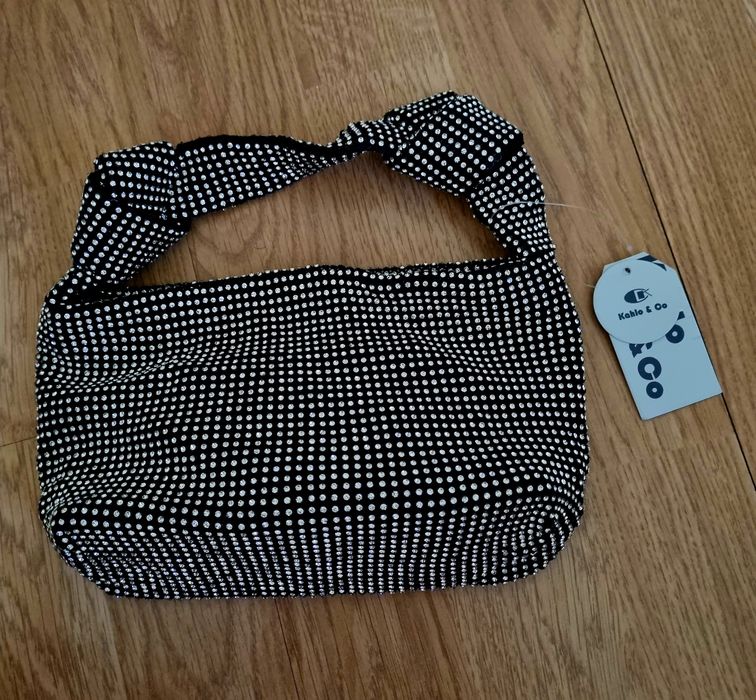 Mala/pochete de fundo preto e cheia de brilhantes. Forrada. Com alças