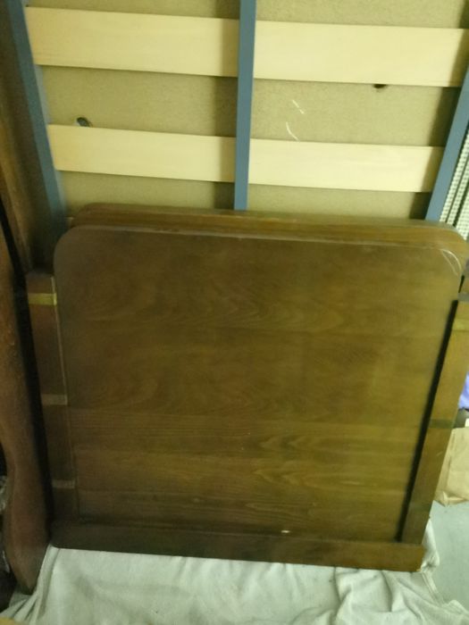 Cama de madeira maciça (corpo e meio)