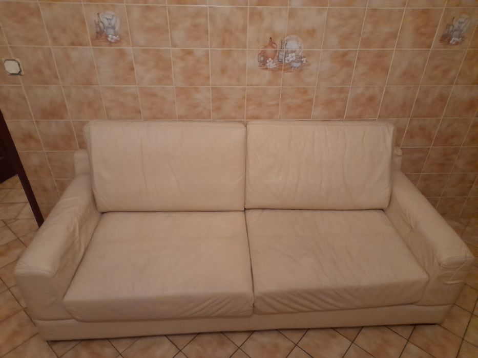 2 Sofás de pele bege. Vende-se o conjunto ou em separado.