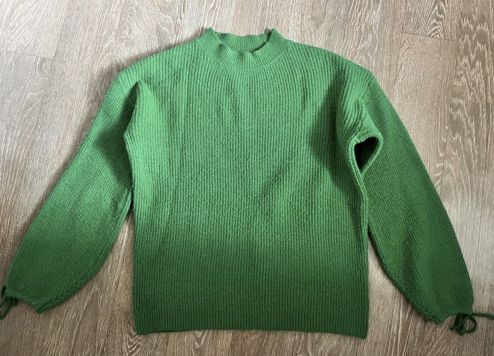 Светр жіночий вязаний