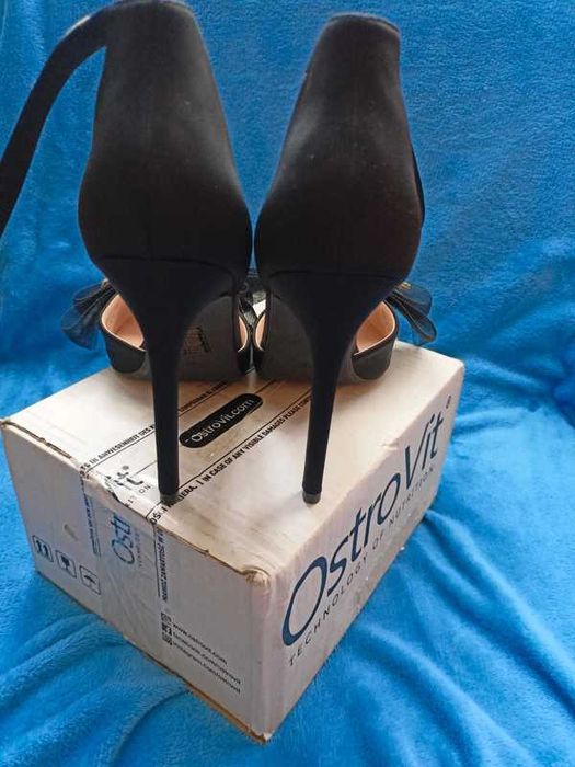 Szpilki z tiulową i błyszczącą kokardą