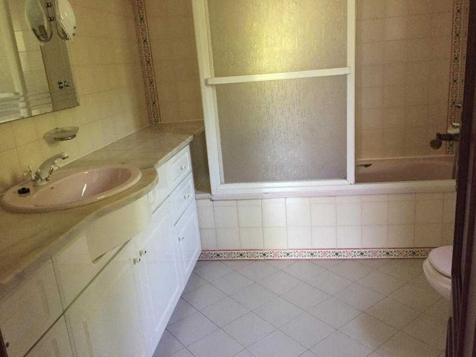Loiça sanitaria e moveis de duas casas de banho completas -Cascais