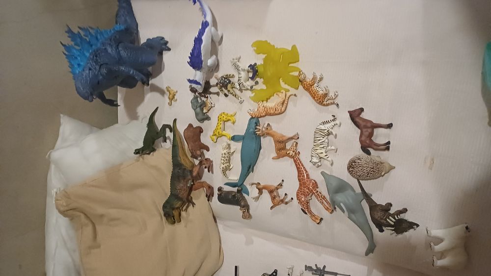 Игрушки детские: машинки, зверюшки, резиновая для растягивания