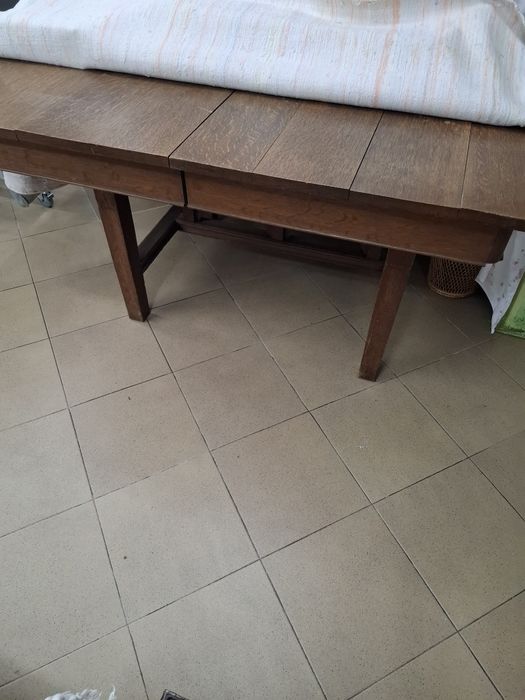 Mesa em castanho extensível e com rodas