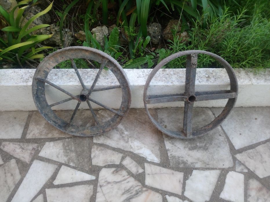 2  rodas em ferro para decoração .