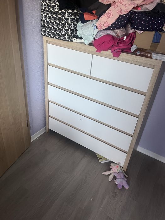 Komoda bleck red white