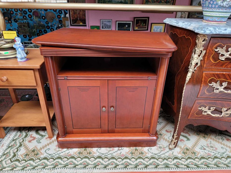 Móvel de TV em madeira com prateleiras rotativas e deslizantes