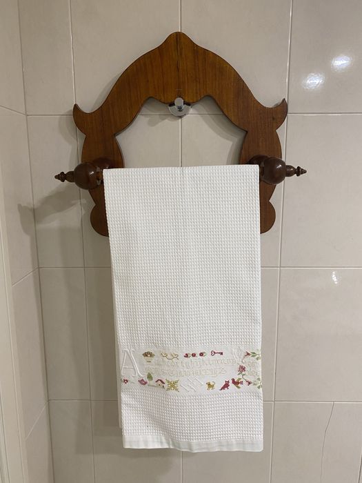 Toalheiro antigo em madeira de vinhático