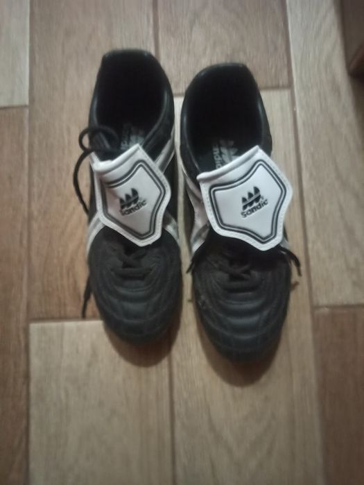 Футбольні кросівки