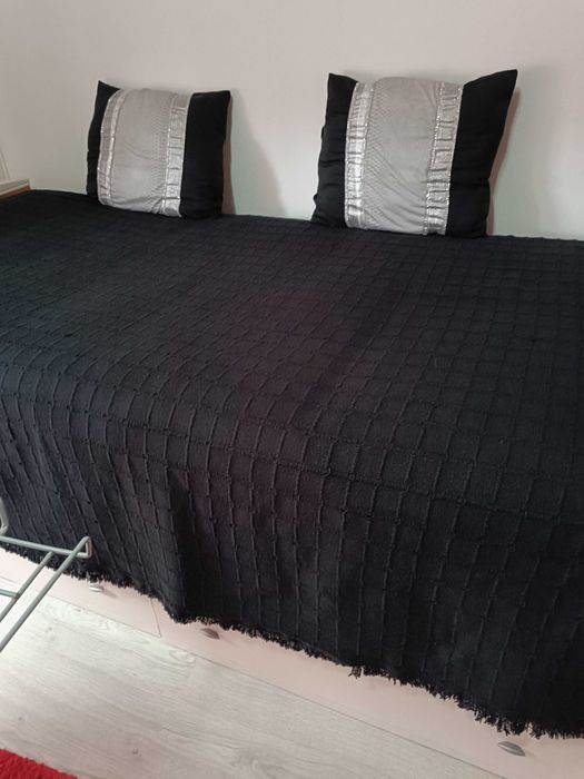 Cama de solteiro com estante