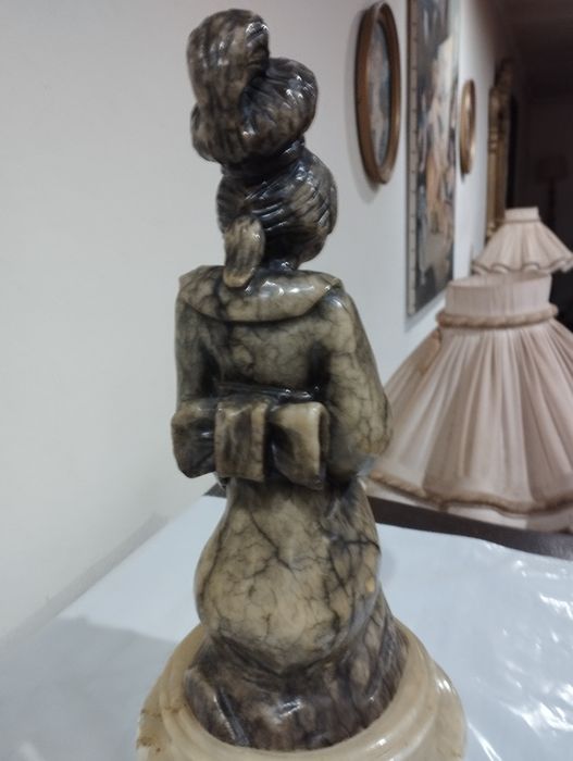 Escultura de Gueixa em pedra semi/Preciosa