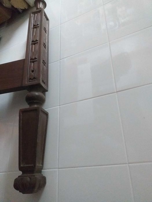 Cama antiga maciça em bom estado desmontada