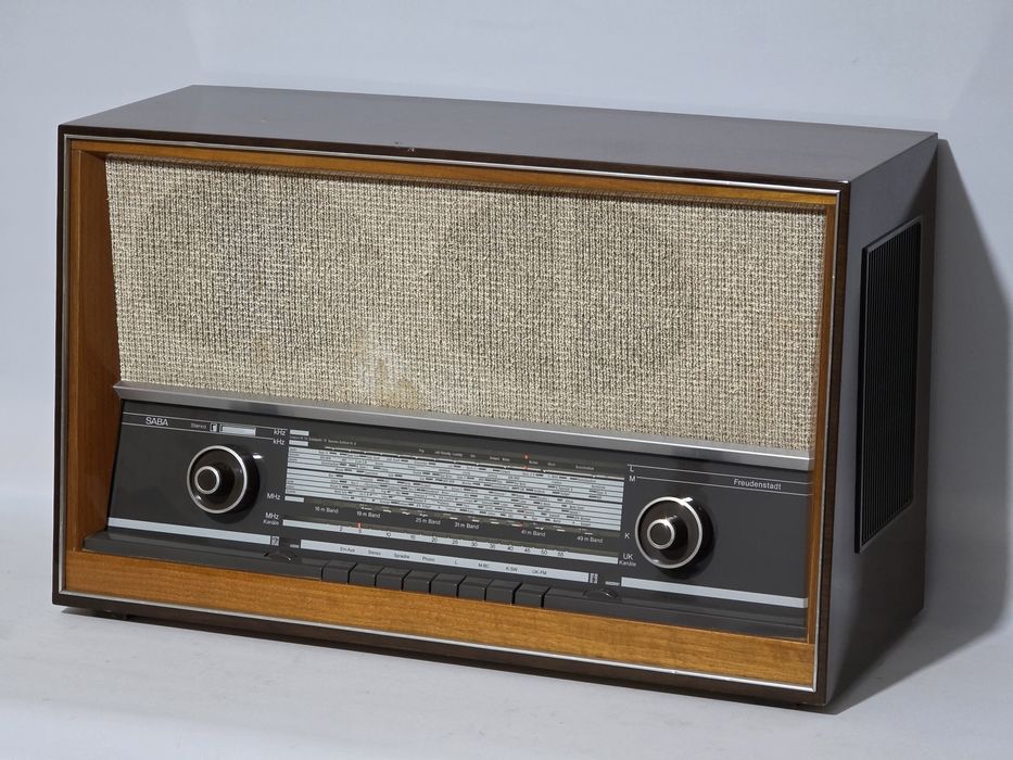 Rádio antigo reparado SABA