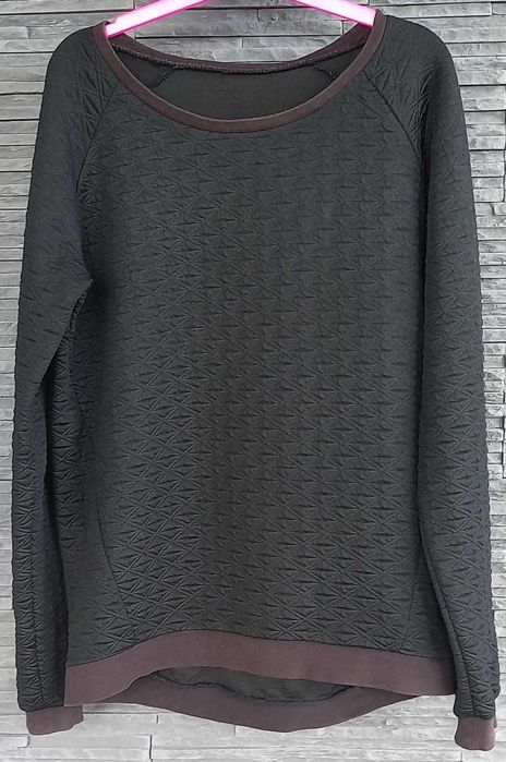 Czarna tłoczona bluza AMISU 40 L