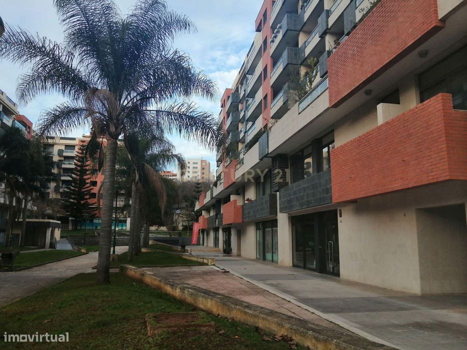 Loja com Saída de Fumos e 2 Lugares de Parqueamento – Empreendimento “