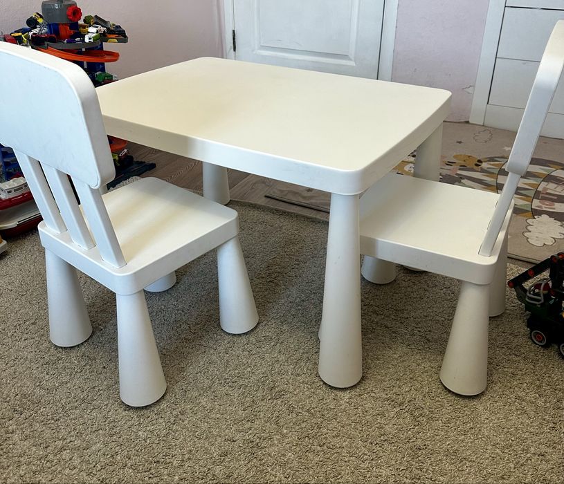 Дитячий стіл IKEA MAMMUT + 2 стільці IKEA MAMMUT.
