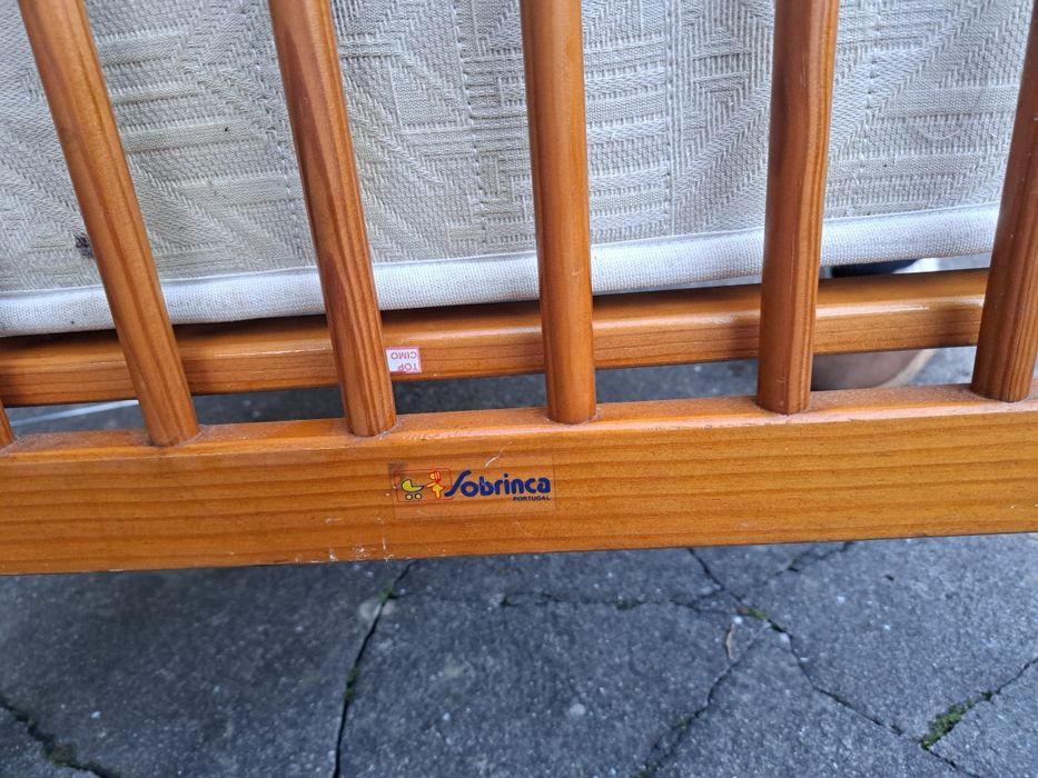 Berço de bebé de madeira