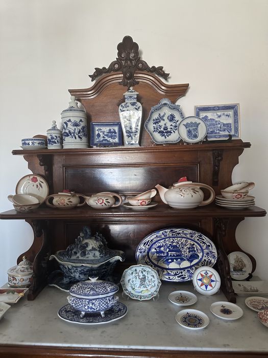 Móvel com alçado em madeira e mármore.