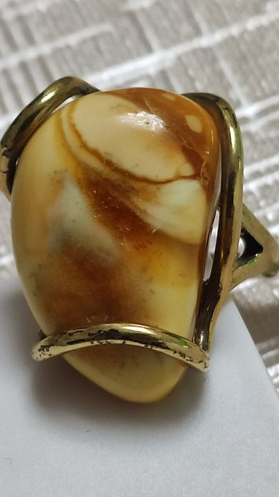 Pierścionek srebrny pozłacany z bursztynem.