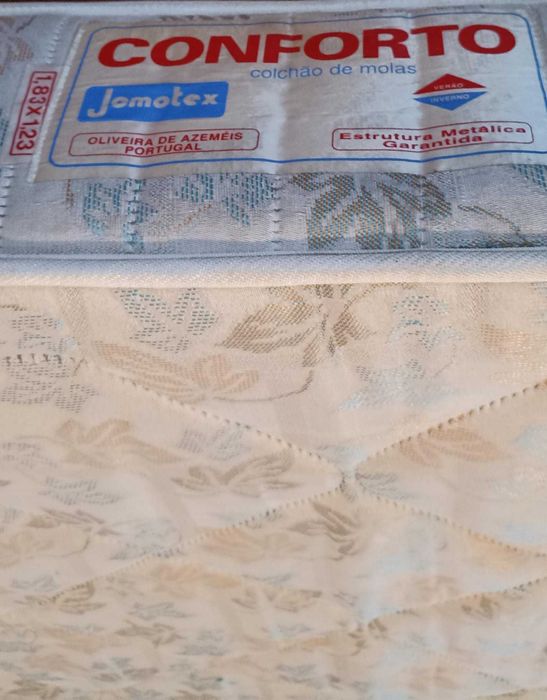 Cama de corpo e meio e colchão, em ótimo estado.