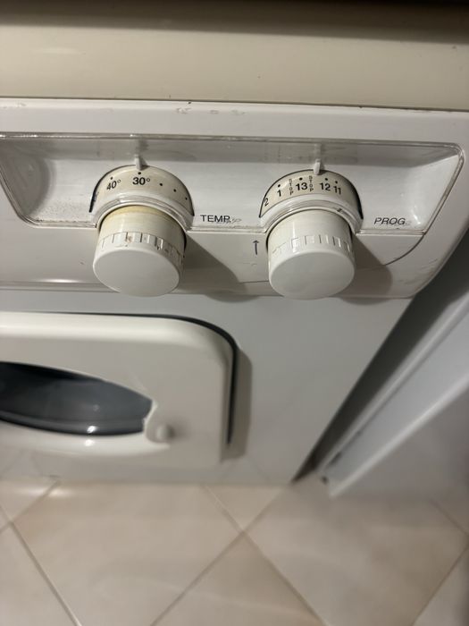 Máquina da roupa em funcionamento